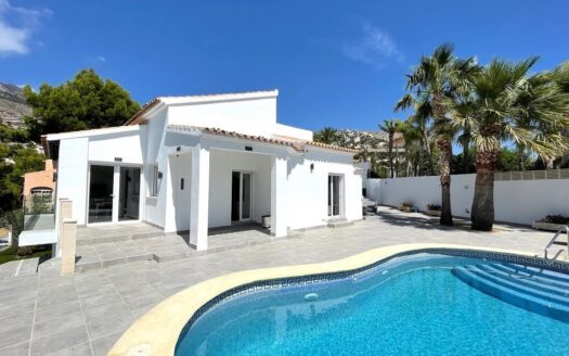 Villa with private garden and pool, located in Altea Hills area!