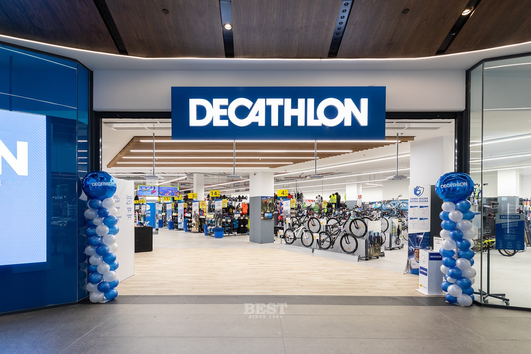 Декатлон новое название и когда откроют. Decathlon. Магазин Декатлон. Спортивный магазин Декатлон. Декатлон спорт.