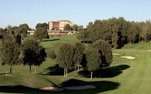 Отель 4* на поле для гольфа в Испании!