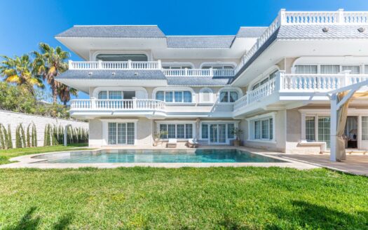 Exclusive, luxurious seaside Villa in Alicante!